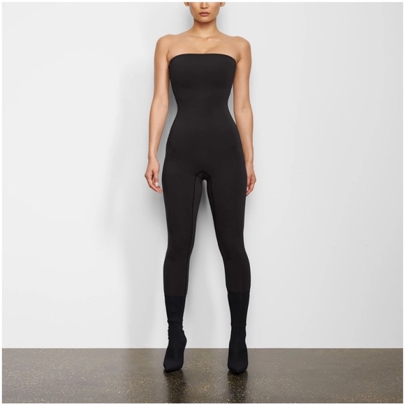 NWT & NWOT Skims All in one One strapless Onesie Jumpsuit Playsuit Romper - Picture 1 of 11